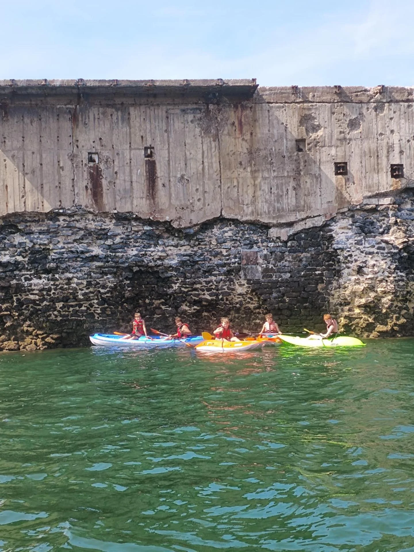 les jeunes en kayacs de mer